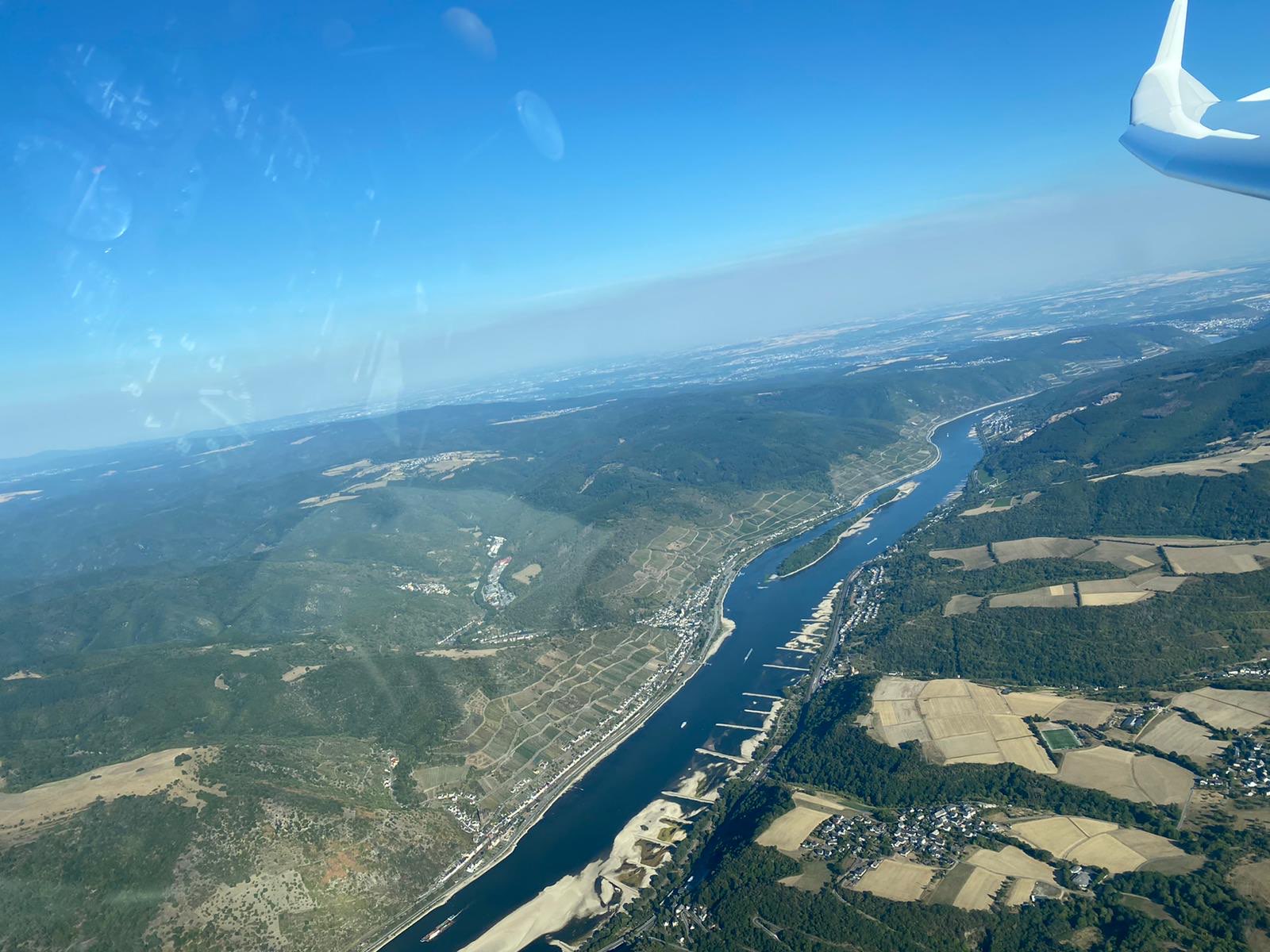 Fliegen über dem Rhein